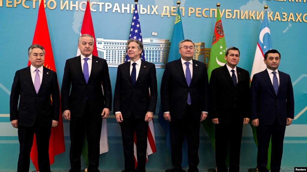 美國國務卿布林肯在哈薩克斯坦首都阿斯塔納與參加美國-中亞（C5+1）部長級會議的中亞各國外長合影。（2023年2月28日）
