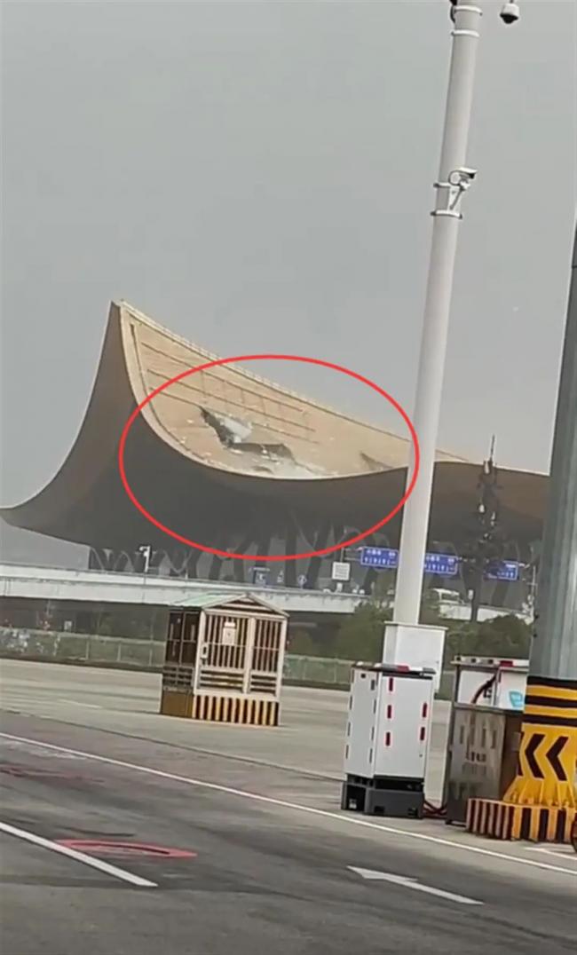 嚇人！昆明機場航廈局部屋頂被強風掀了…
