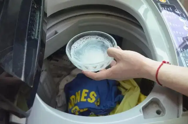 才发现，洗衣机里倒一碗它，无论里面有多脏，立马焕然一新！省钱又实用