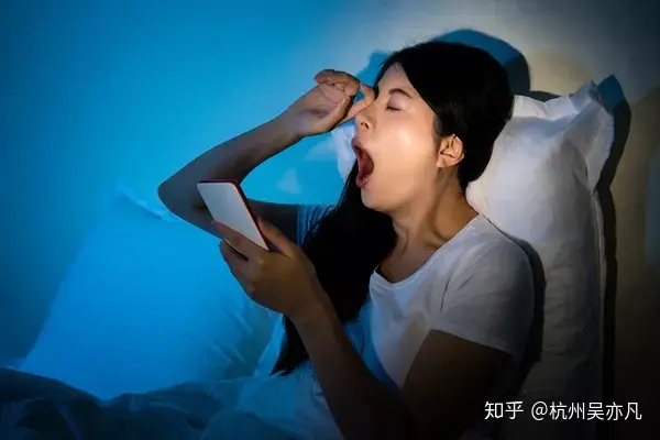 睡觉时，手机放床头辐射有多大？放多远不伤身？今天一扫你的困惑