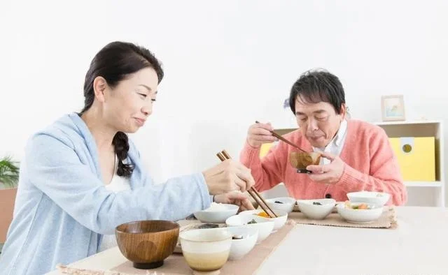 吃飯快 VS 吃飯慢的人 到底哪個更健康？