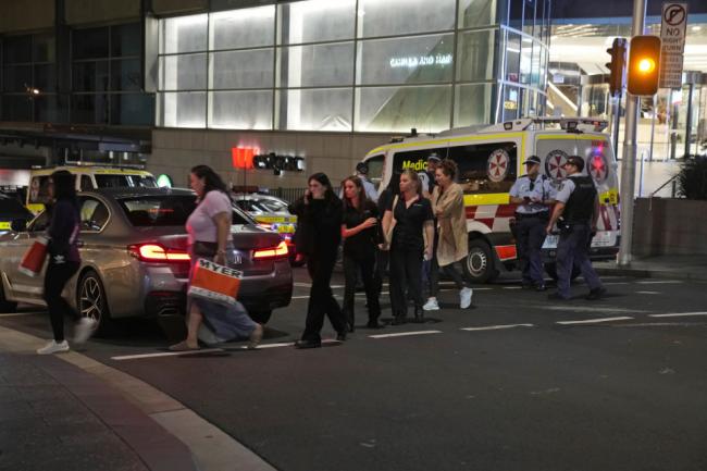 持刀男悉尼街頭砍人6死，英勇女警單人終結悲劇