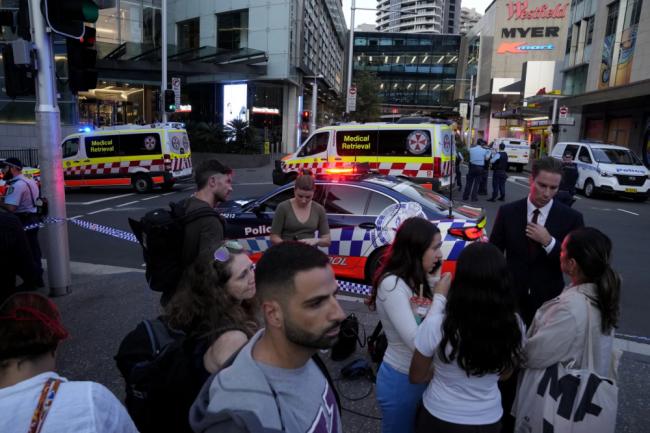 持刀男悉尼街头砍人6死，英勇女警单人终结悲剧
