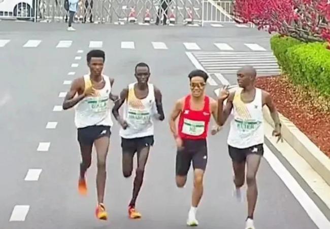 3名黑人护航，中国夺冠…北京马拉松赛戏太假