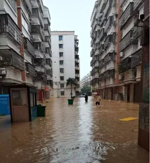 廣東「百年一遇」洪水，航拍慘狀：恐再下3天