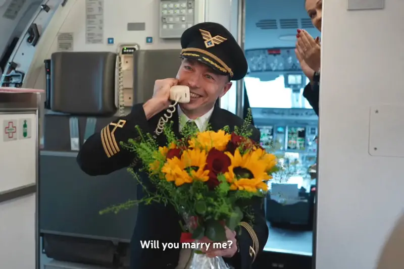 机长用飞机广播向女友求婚 当场浪漫拥吻