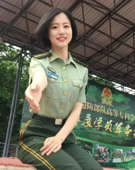中國最甜美退役女兵爆火 網友：真純 要上交國家了