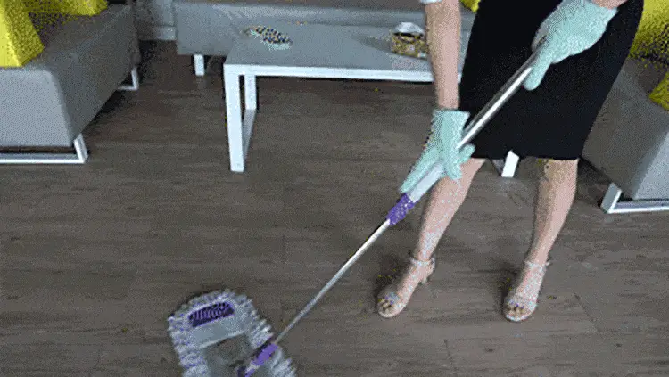 洗完地板为何会有一股“腥味”？终于找到原因了，很多家庭做错了