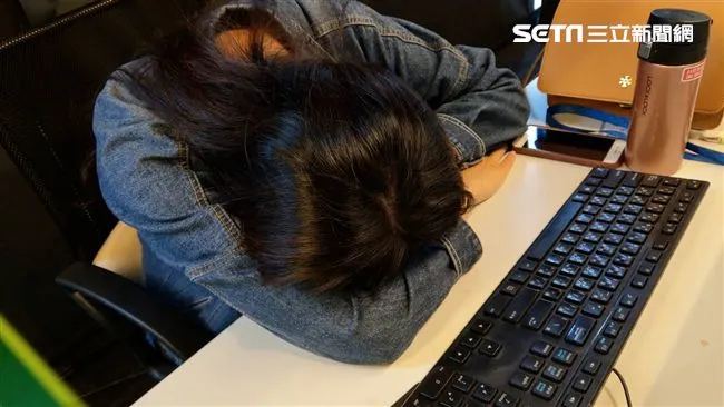 根據最新的研究，坐着打瞌睡其實對頸椎有很大的傷害！