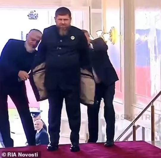 為破病重傳聞，車臣領導人卡德羅夫徒手推皮卡
