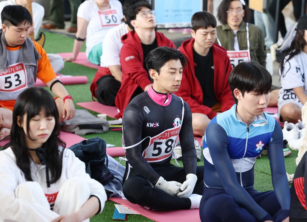 韓國速滑選手郭潤起（中）參加發呆大賽，但最終飲恨，僅得第3。網上圖片