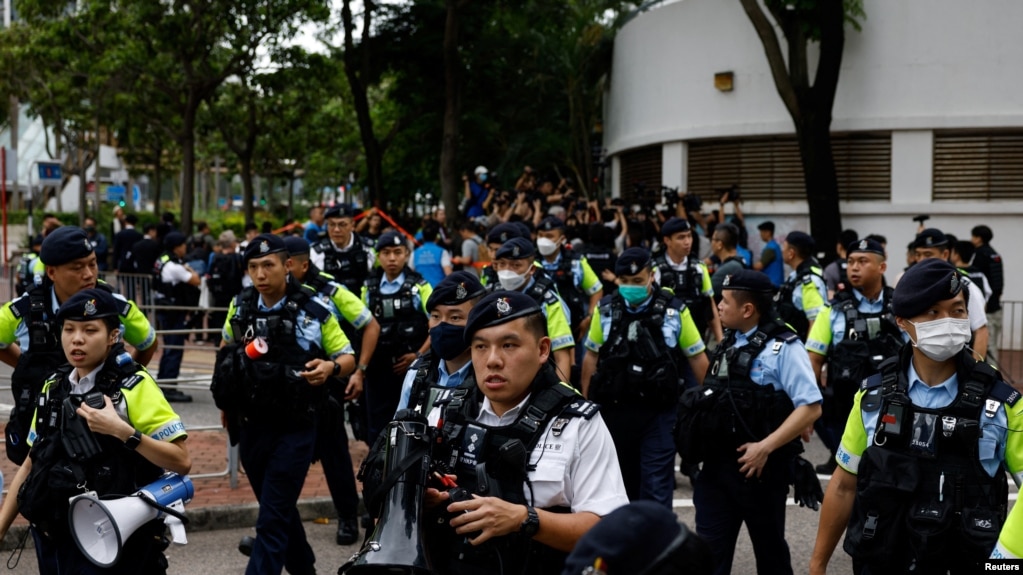 香港警方2024年5月30日在對泛民主派人士作出宣判的香港法院周圍戒備。（路透社）