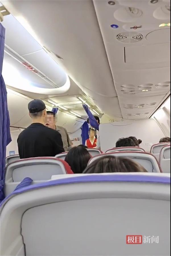 旅客和機組人員進行交涉。(視頻截屏)