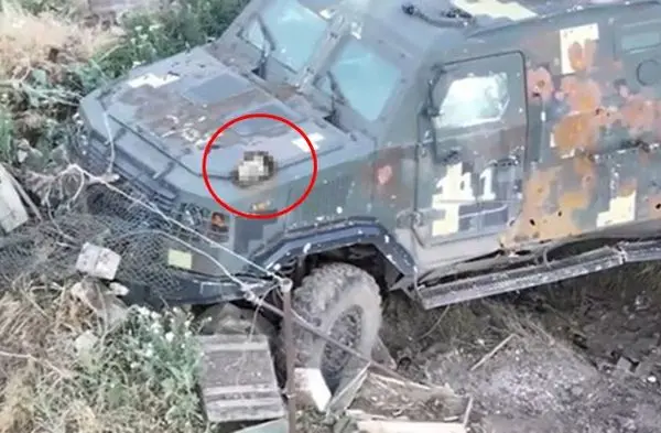 ▲▼乌方指控俄国把乌克兰士兵斩首后，将头颅放置在军车上。（图／翻摄自X）