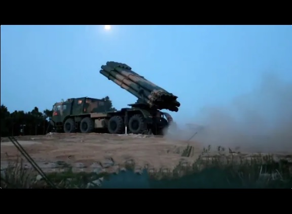中國解放軍的火箭彈發射車。   圖：翻攝自毅見任說