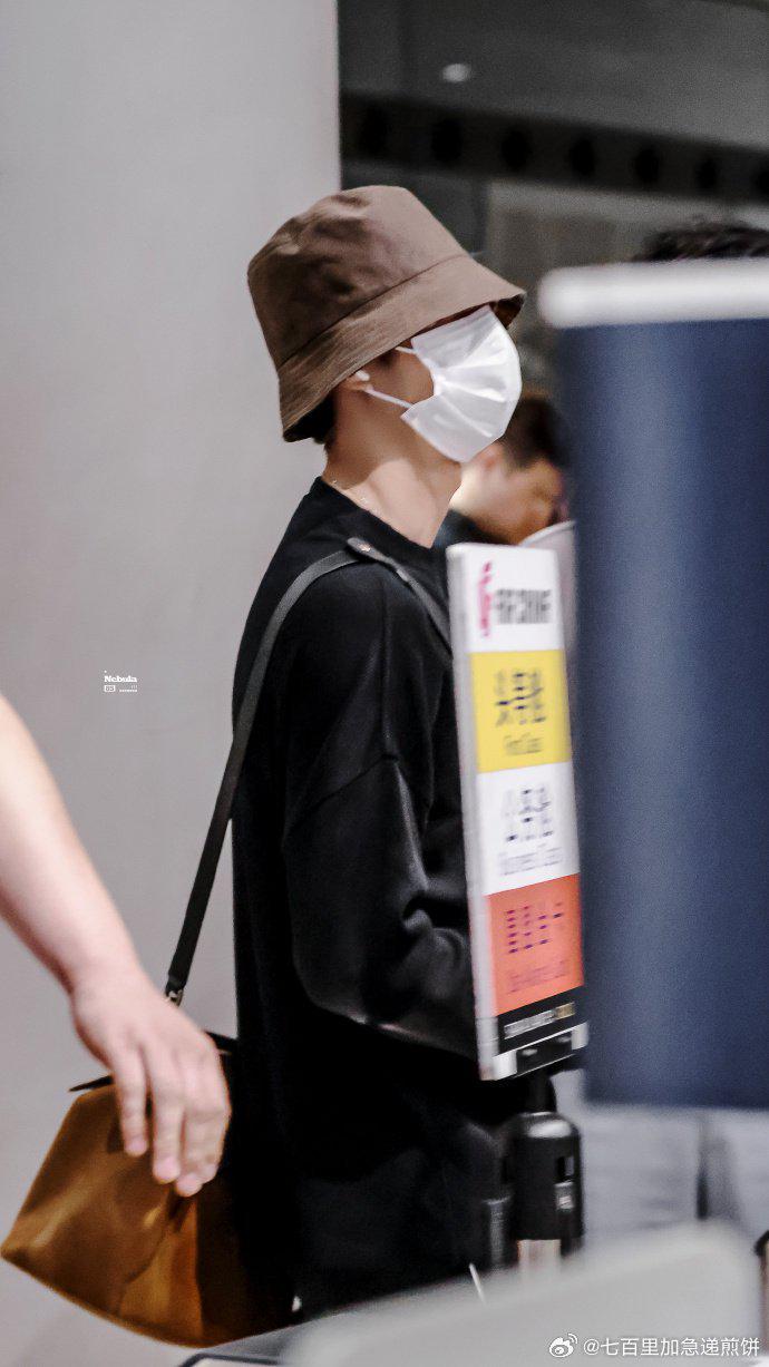 王一博以一身黑的机场时尚现身。（取材自微博)