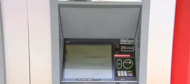 新騙局!女子在ATM取錢被騙走借記卡，000秒沒
