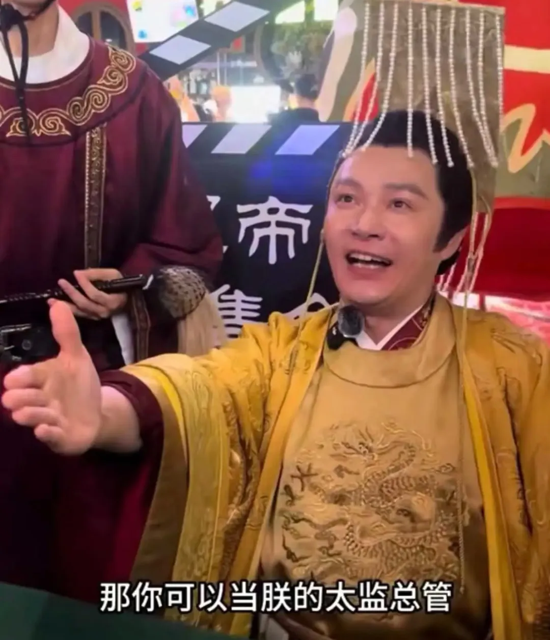 缺钱的明星，挤满景区
