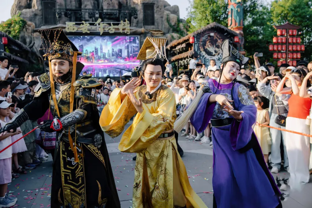 缺钱的明星，挤满景区