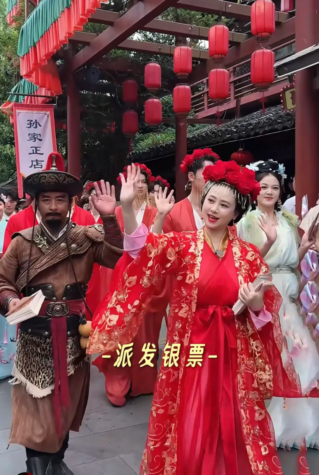 缺钱的明星，挤满景区