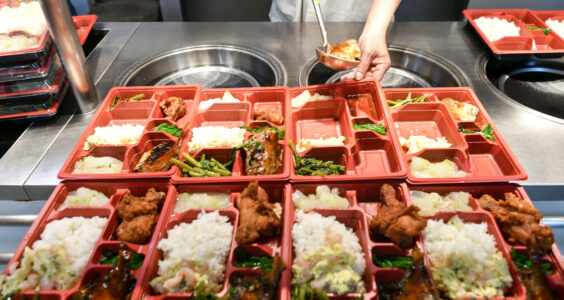 每日乐评｜机关食堂和校园餐的差距，终究被放上桌了？