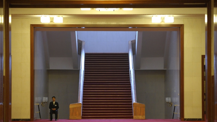 北京迟迟不抛出何卫东原因：恐军人和民间造反