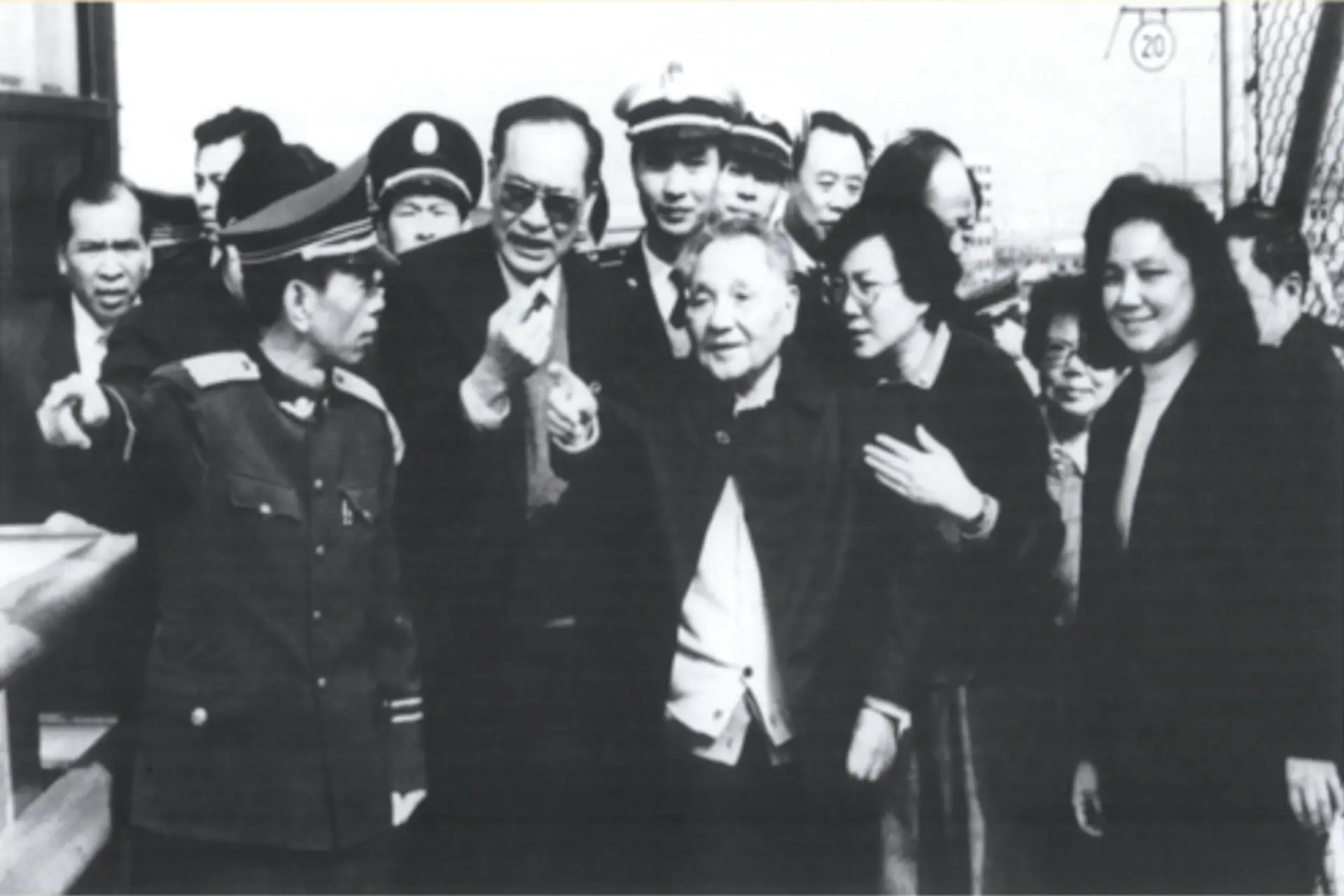 2025年10月9日，中国商务部宣布收紧有关稀土出口的限制，消息一出震惊西方国家，这突显北京对这个与全球经济息息相关产业拥有强大的控制力。有美媒报道，美国曾在稀土行业占据领导地位，惟一切在中国前国家领导人邓小平1992年1月南巡期间讲过的一句话后慢慢改变。邓小平当时指：“中东有石油，中国有稀土”。（网络图片）