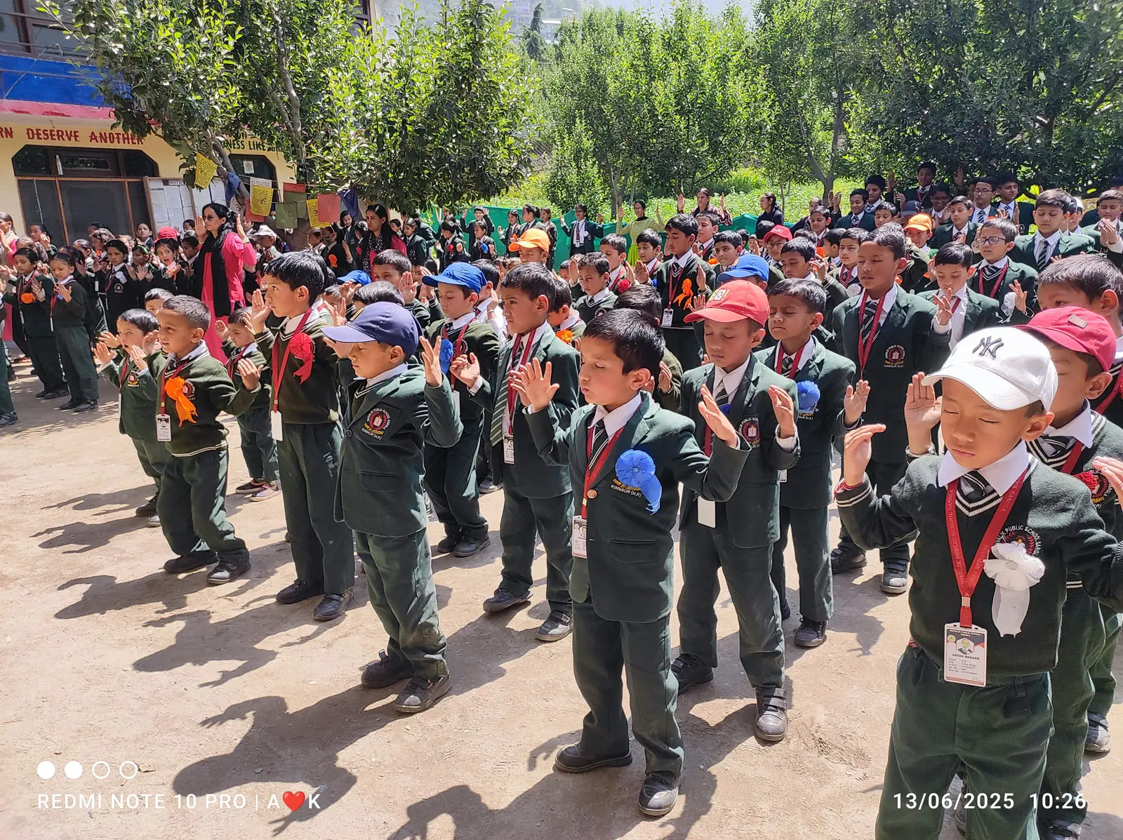 小孩学炼法轮功。(明慧网)