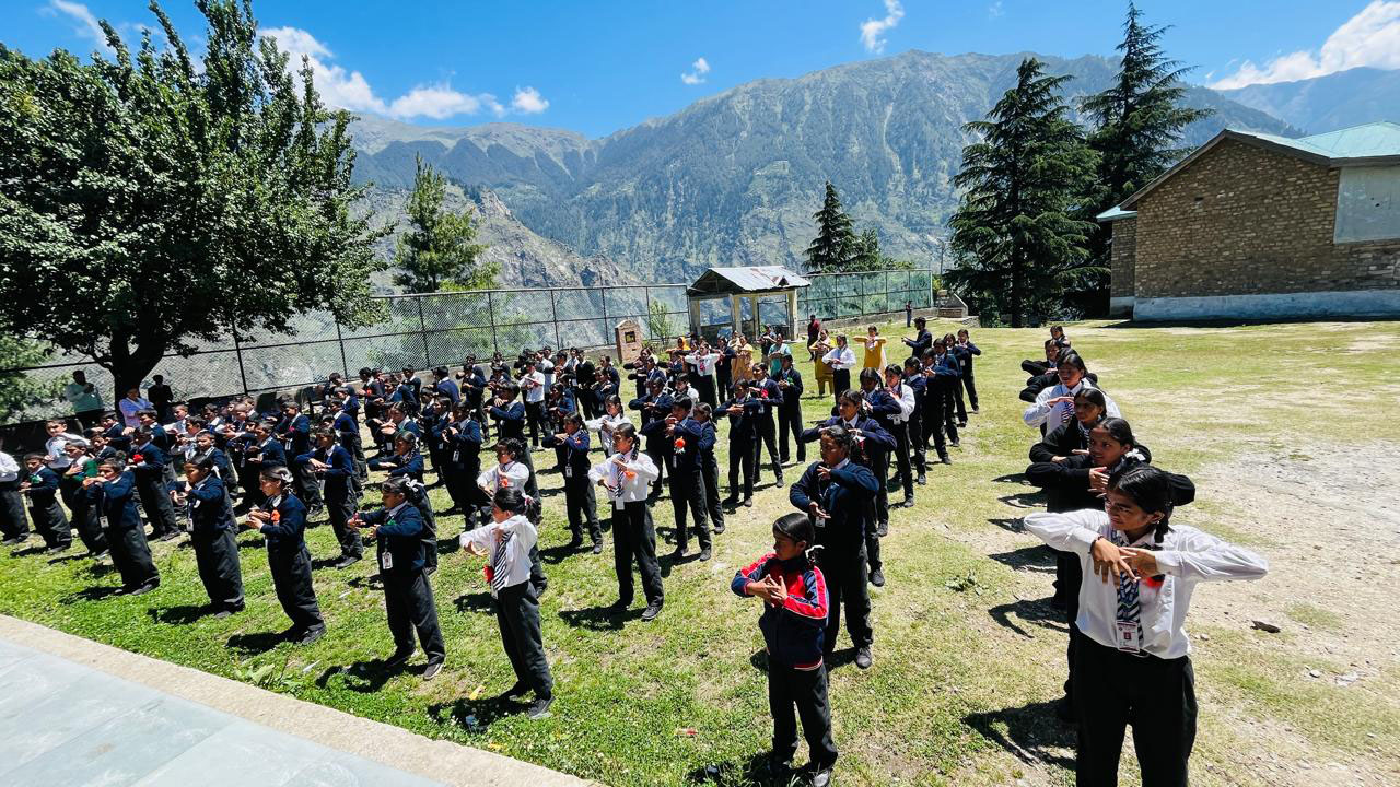 小孩学炼法轮功。(明慧网)