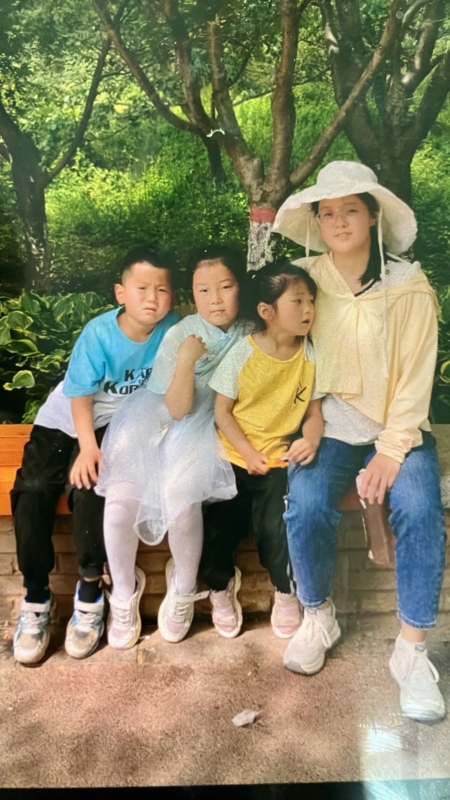 三个孩子呼吁放了他们的妈妈。（明慧网）