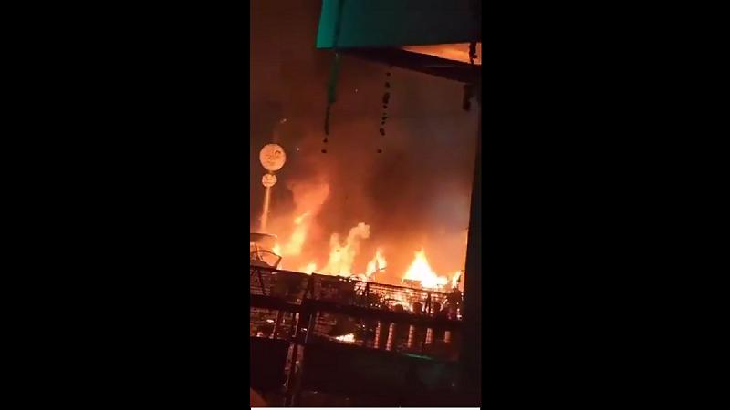 爆炸已造成至少10人死亡、超过30人受伤，现场附近更发现一枚未爆实弹，情况震撼全城。&nbsp;&nbsp;&nbsp;图:翻摄自影片