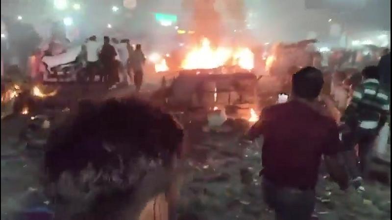 印度首都新德里10日晚间发生一起重大爆炸事件，一辆汽车在著名景点红堡地铁站附近突然爆炸，引发猛烈火势。&nbsp;&nbsp;&nbsp;图:翻摄自影片