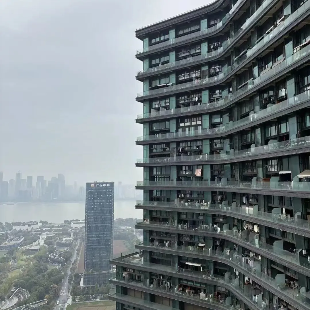 杭州网红大撤退:下坠的电商,过剩的人