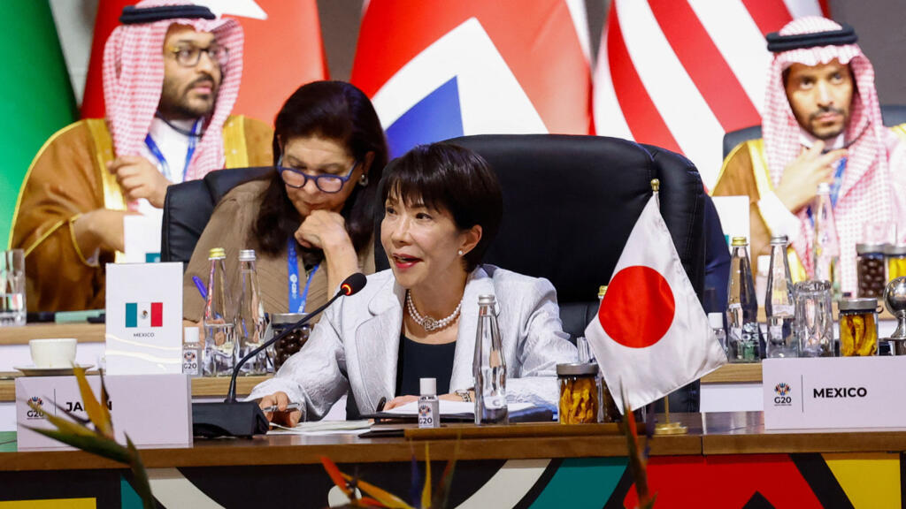 2025年11月22日,日本首相高市早苗在南非約翰尼斯堡納斯雷克展覽中心出席二十國集團領導人峰會開幕當天的全體會議。路透社/托馬斯·穆科亞/Pool