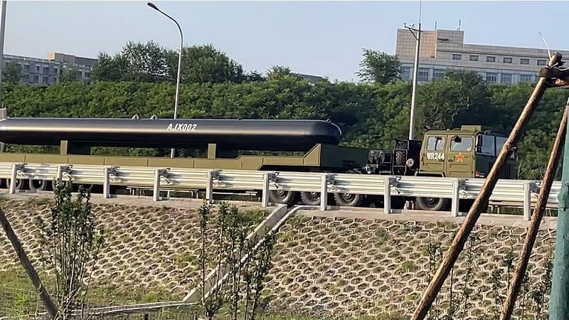 中国2025年9月3日阅兵公开AJX002，外形呈长细筒状，长度估计约18–20米，直径约1–1.5米。&nbsp;&nbsp;&nbsp;图：翻摄“X”@FaySue6