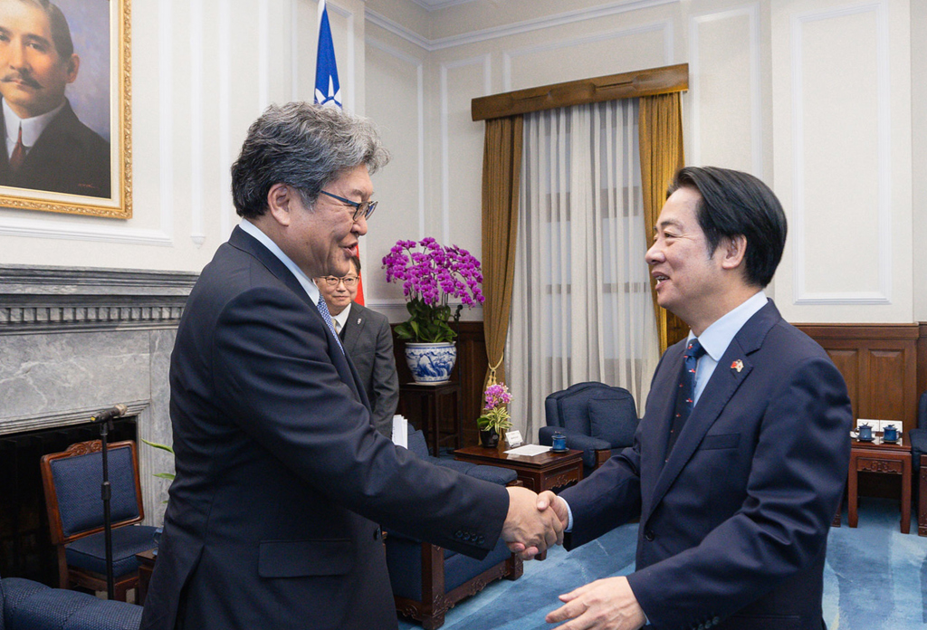 日本自民黨代理幹事長萩生田光一(左)率團訪台,22日在總統府和賴清德總統會談了約1小時。(總統府提供)