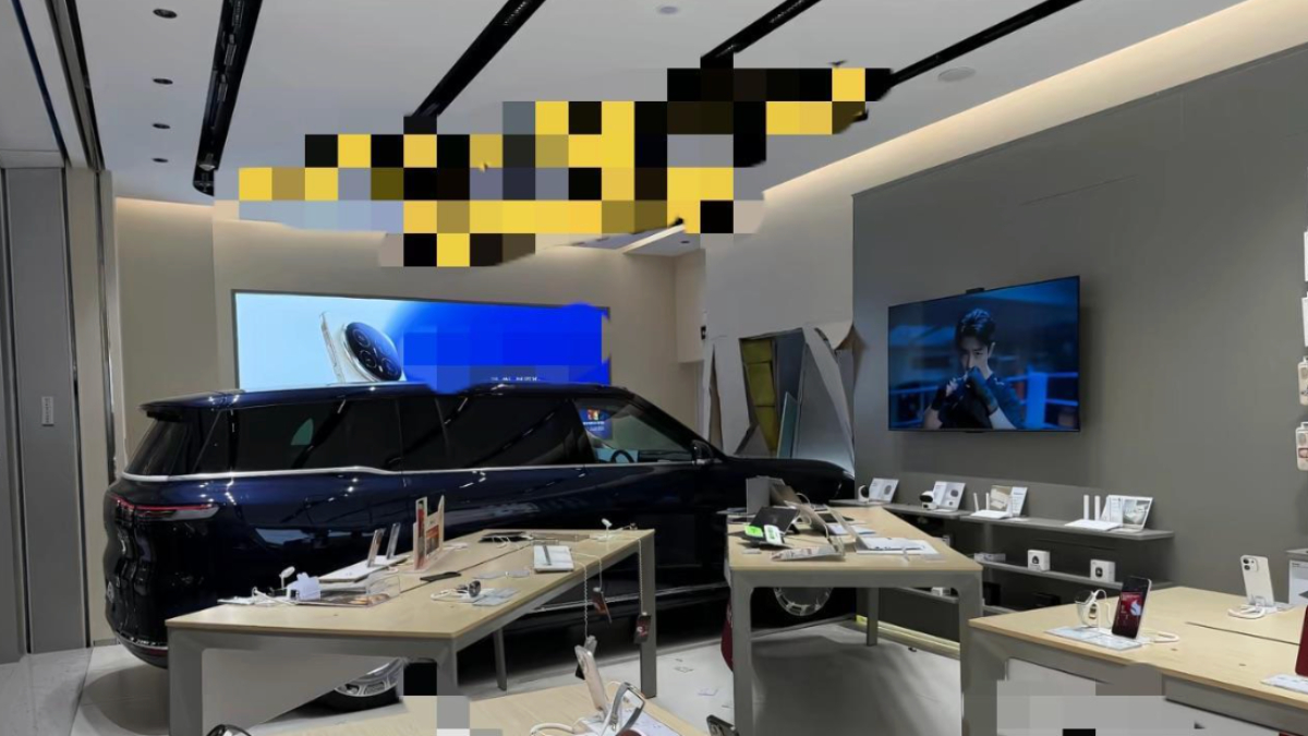熊孩子闖禍?廣東一參展汽車撞入手機店(視頻)