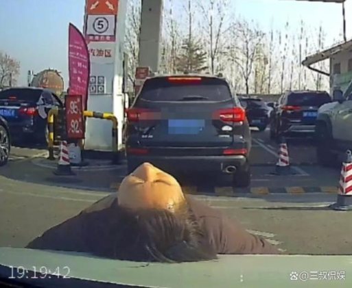 女子為了讓自家車插隊，直接仰躺在後方車輛的引擎蓋上。（視頻截屏）