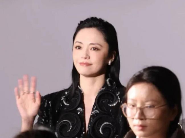 姚晨离婚风波后首露面,全程冷脸神态紧绷
