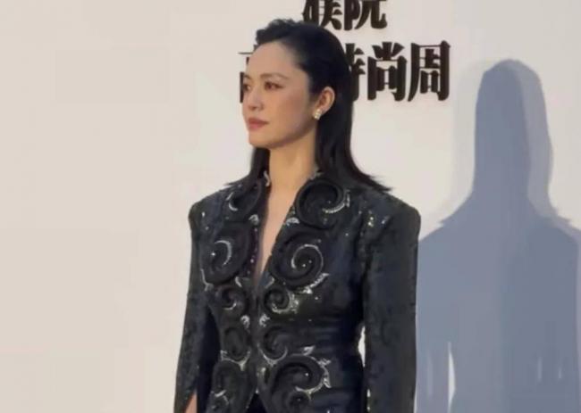 姚晨离婚风波后首露面，全程冷脸神态紧绷