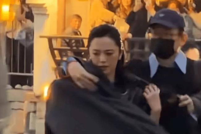 姚晨离婚风波后首露面，全程冷脸神态紧绷