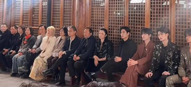 姚晨离婚风波后首露面，全程冷脸神态紧绷