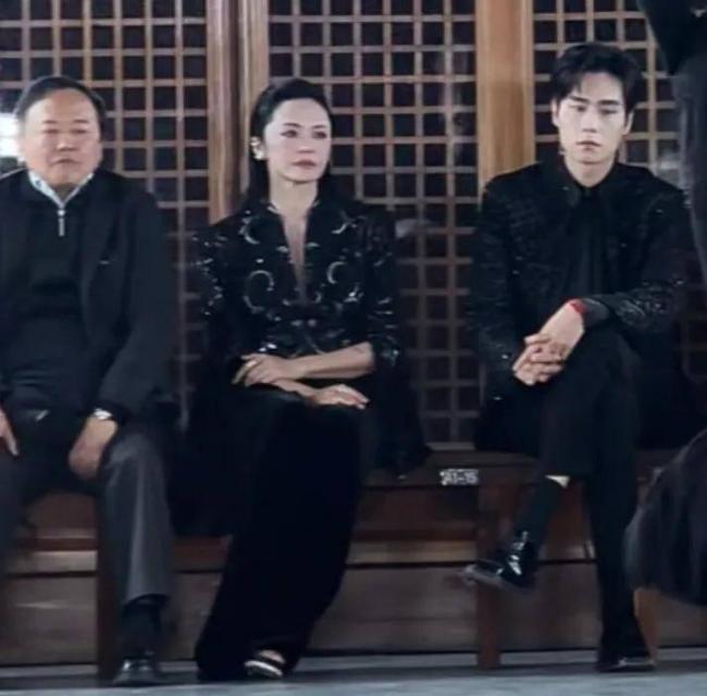 姚晨离婚风波后首露面,全程冷脸神态紧绷