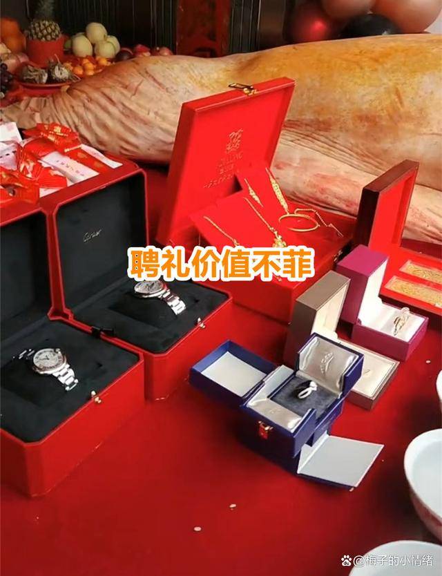 訂婚現場新郎新娘不般配，3大箱現金太壕氣