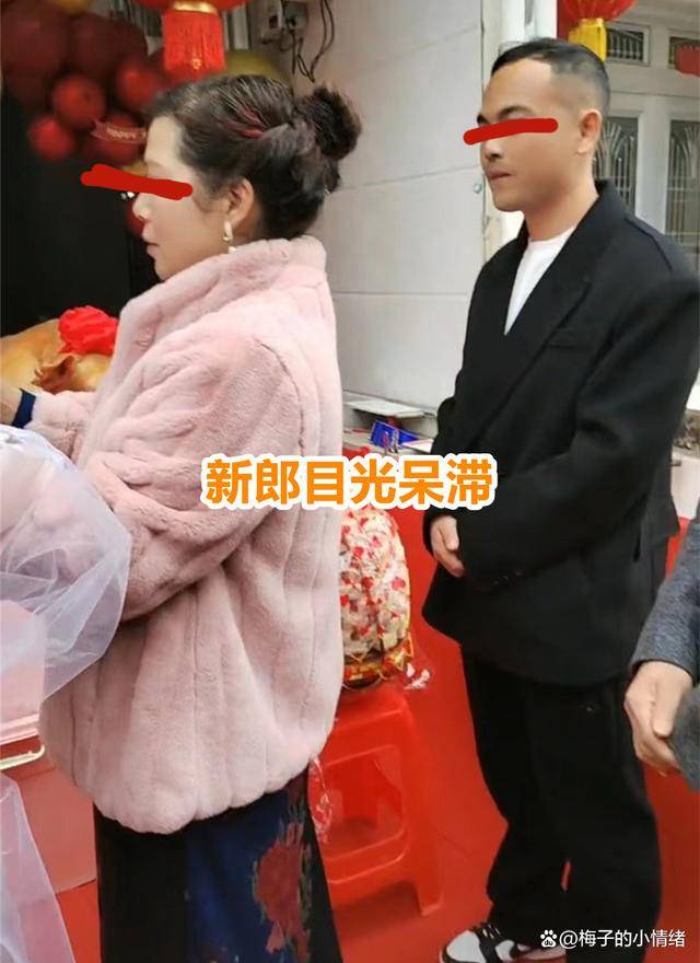 訂婚現場新郎新娘不般配，3大箱現金太壕氣