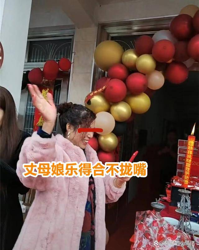 訂婚現場新郎新娘不般配，3大箱現金太壕氣