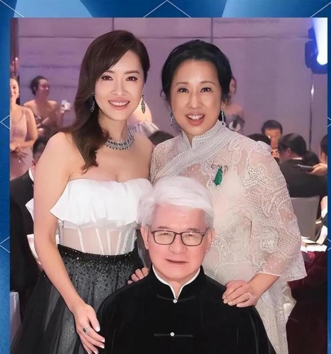 他倆才是最牛岳父母,3個女兒全嫁百億富豪