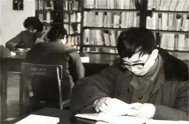 1978年，他用螞蟻搬家方式將全家送往美國