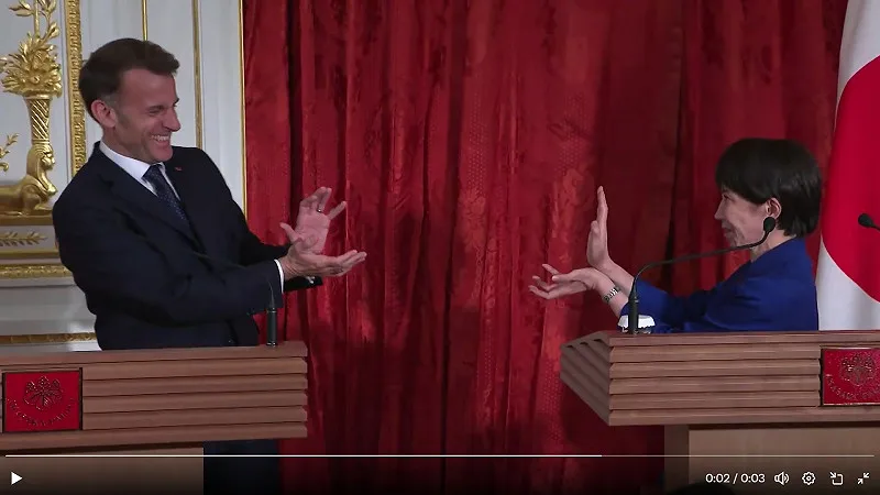 法國總統馬克宏（左）與日本內閣總理大臣高市早苗（右）比劃《七龍珠》的「龜派氣功」&nbsp;&nbsp;&nbsp;圖：翻攝自馬克宏的Ｘ