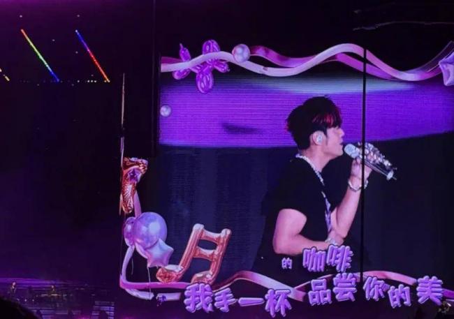 周杰倫演唱會口碑又崩了,本人唱不上去就划水